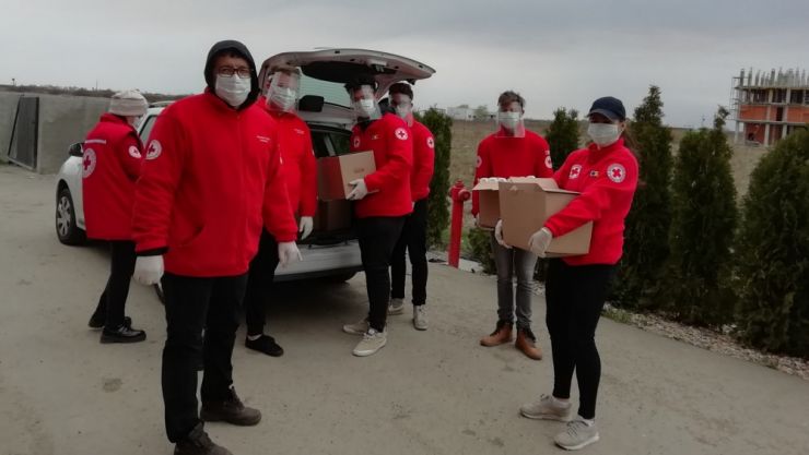 Crucea Roșie Satu Mare a donat echipamente de protecție medicilor, polițiștilor și jandarmilor sătmăreni