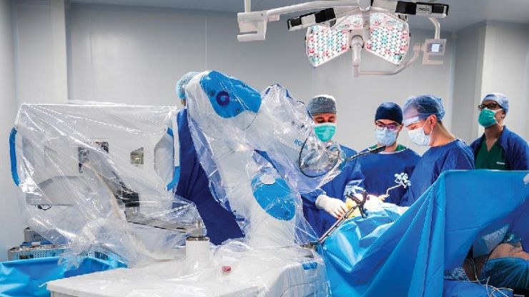 PREMIERĂ | Primele intervenții de protezare de genunchi asistate de robotul Rosa, la Spitalul Pelican